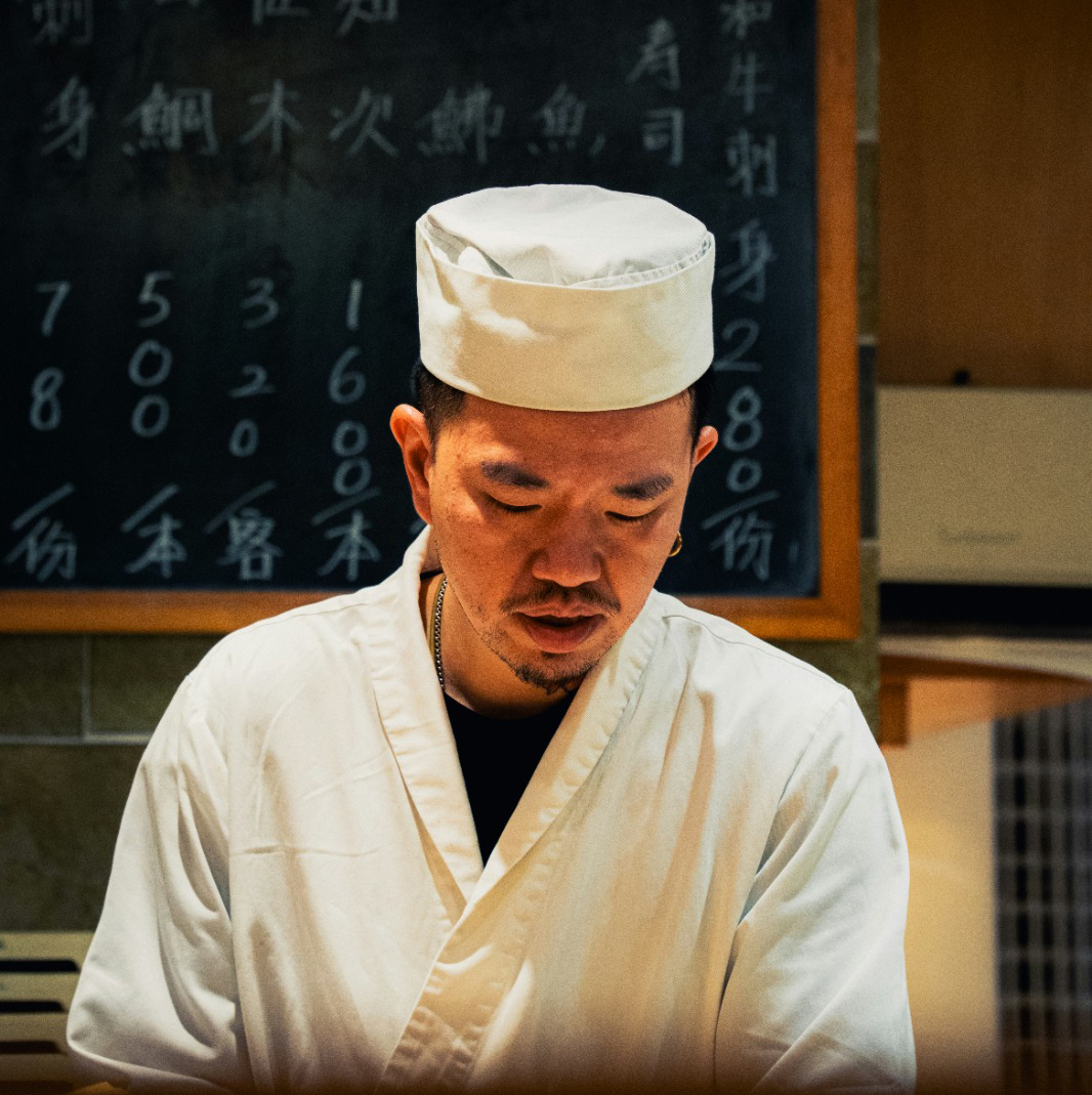 Chef préparant des sushis